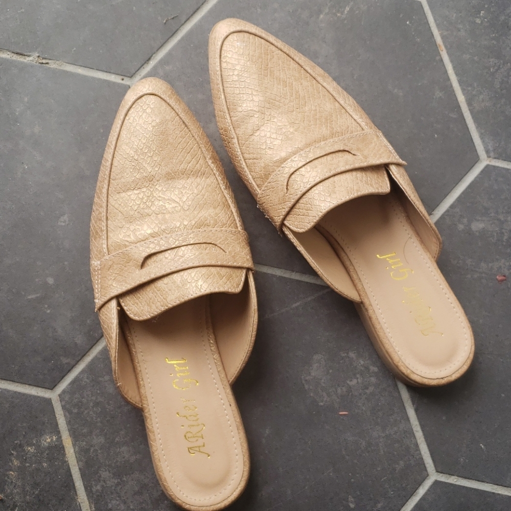 Snake-skin-like mules